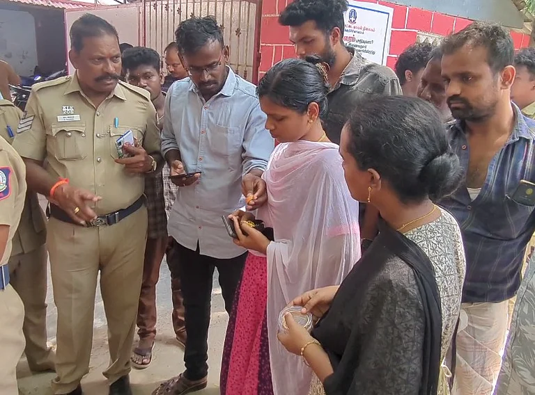 மீட்கப்பட்ட தங்க நகைகளை உரியவரிடம் போலீசார் ஒப்படைத்தனர்