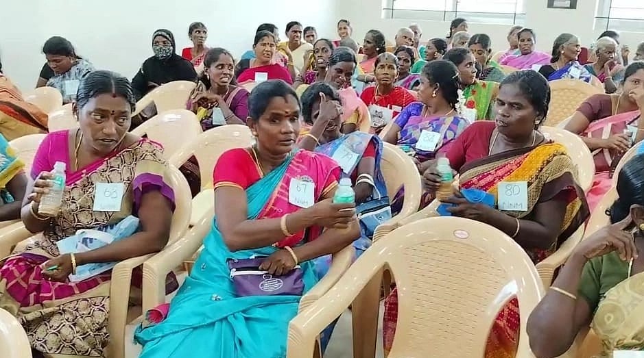 பிளாஸ்டிக் பாட்டிலில் தேநீர் அருந்தும் பெண்கள் 