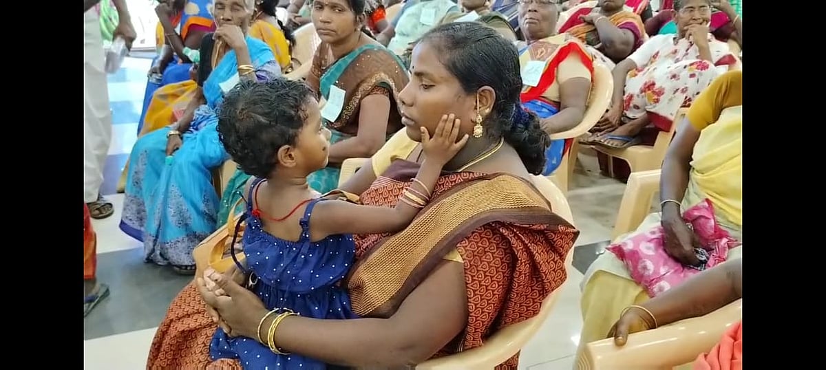 ஆட்சியருக்காக 
காத்திருந்த மக்கள் 