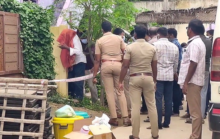 கேசவமூர்த்தியையை கைது  செய்து அழைத்து  செல்லும் போலீசார்