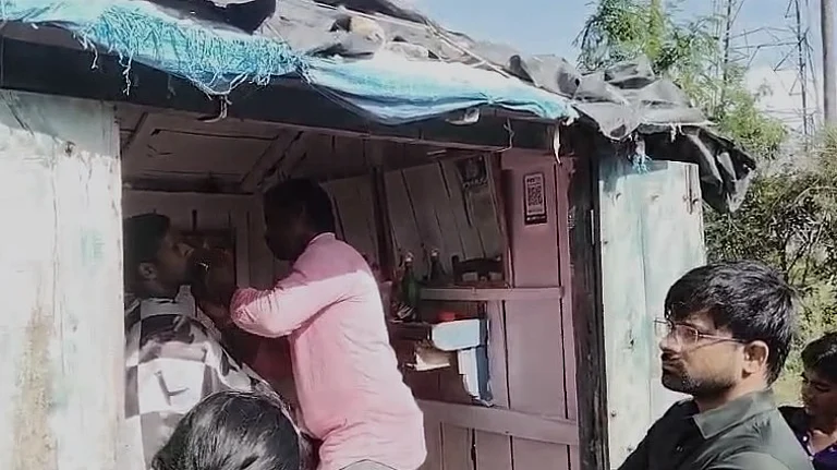 பட்டியலின இளைஞர்களுக்கு முடி திருத்தம் செய்த போது