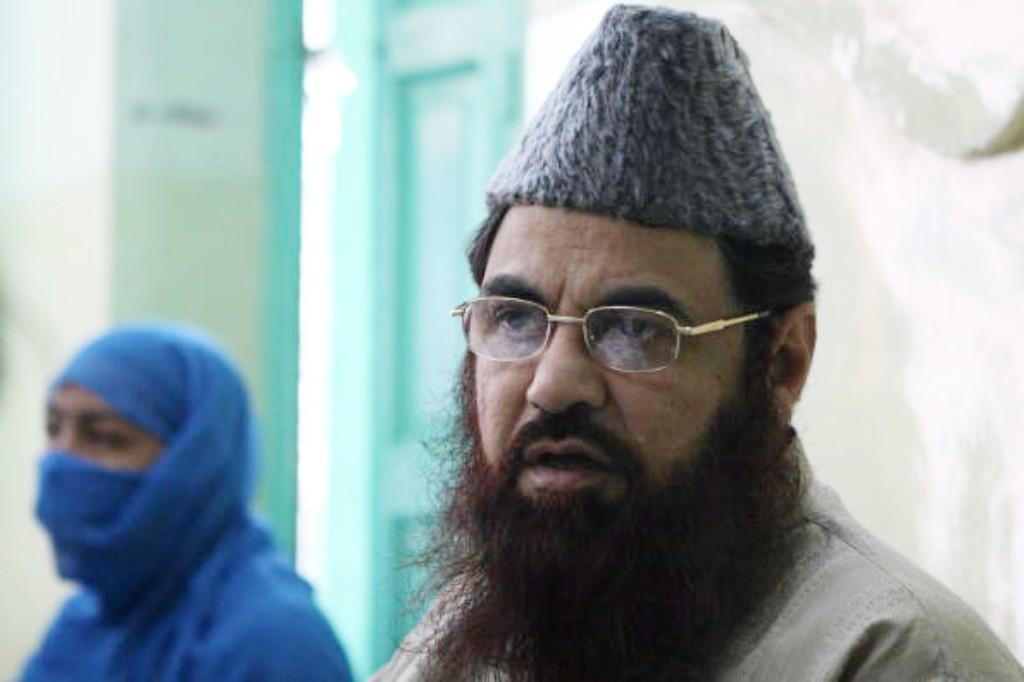 کورونا کے اثر کو دیکھتے ہوئے نمازِ جمعہ کی جگہ گھروں پر ہی نمازِ ظہر پڑھیں: مفتی مکرم