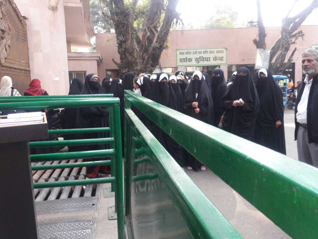 اب ’نوابوں کے شہر‘ میں بھی برقع پر اعتراض!