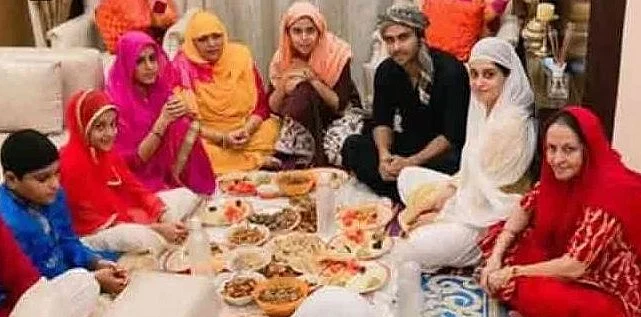 سسرال والوں کے ساتھ افطار کے لیے بیٹھی ہوئی فائزہ ابراہیم