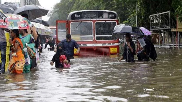بارش سے بے حال ممبئی، اگلے چند گھنٹے بھاری