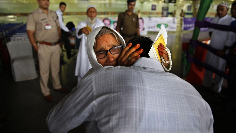 عازمین حج کی روانگی کا سلسلہ شروع، پہلے قافلہ کو مختار عباس نقوی نے دکھائی جھنڈی