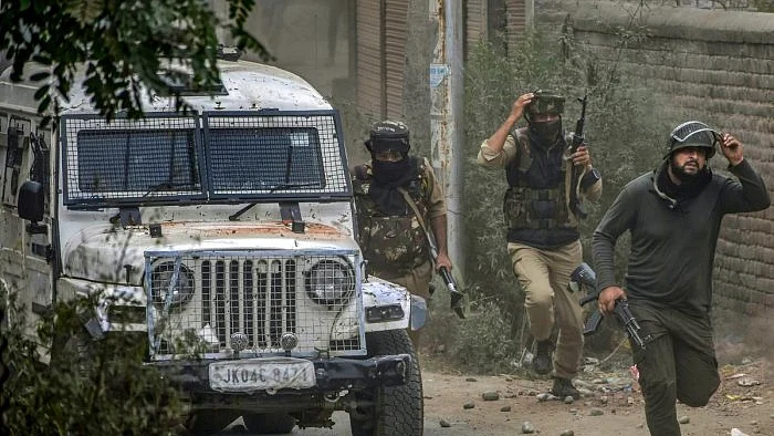 کشمیر: مسلح تصادم میں اے ایم یو کے سابق ریسرچ اسکالر سمیت دو ملی ٹینٹ ہلاک