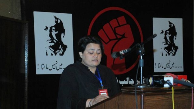 انقلابی شاعر حبیب جالب کی بیٹی ٹیکسی چلانے پر مجبور