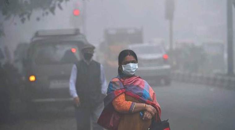 دہلی میں فضائی آلودگی کے سبب آنکھوں میں جلن، سانس لینے میں دقت