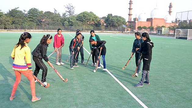 اے ایم یو کی طالبات میدان پر ہاکی کی پریکٹس کرتی ہوئیں