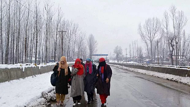 وادی کشمیر میں شدید سردی کی لہر، گلمرگ کا درجہ حرارت منفی 10.6 ڈگری ریکارڈ