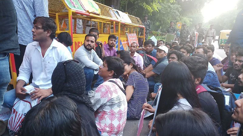 امت شاہ کے گھر کے سامنے یو پی ایس سی کا امتحان دینے والے طلبا کا مظاہرہ