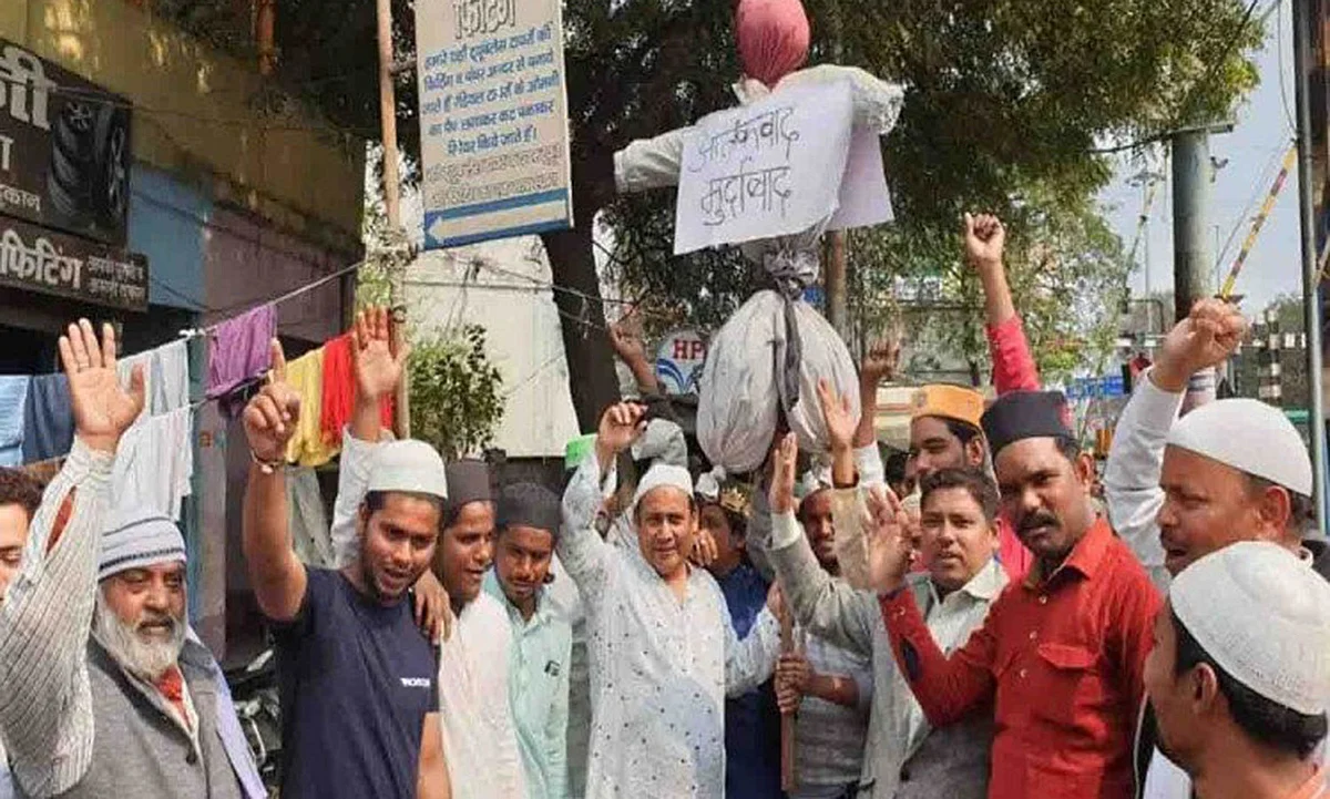اناؤ میں مظاہرہ کرتے لوگ
