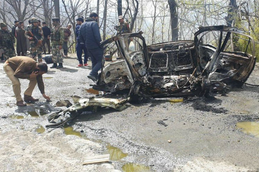 جموں و کشمیر: دھماکہ سے کار کے پرخچے اڑے، سی آر پی ایف بس کو معمولی نقصان