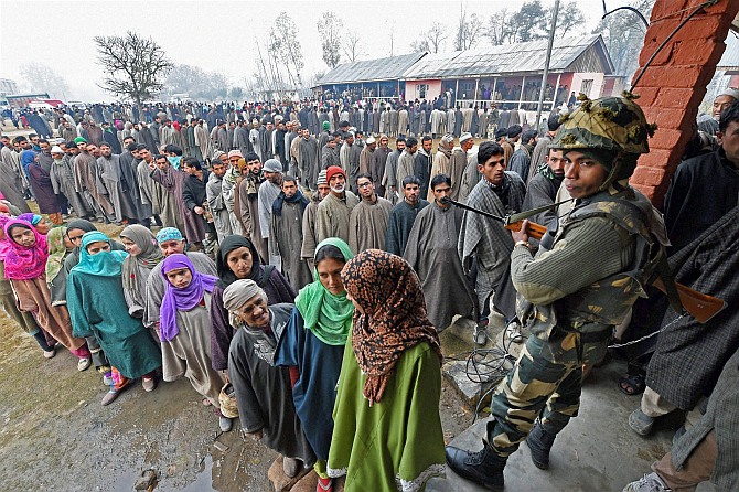 سری نگر پارلیمانی نشست کے لئے نوٹیفکیشن جاری، ریٹرننگ افسر نے جاری کیے رہنما خطوط