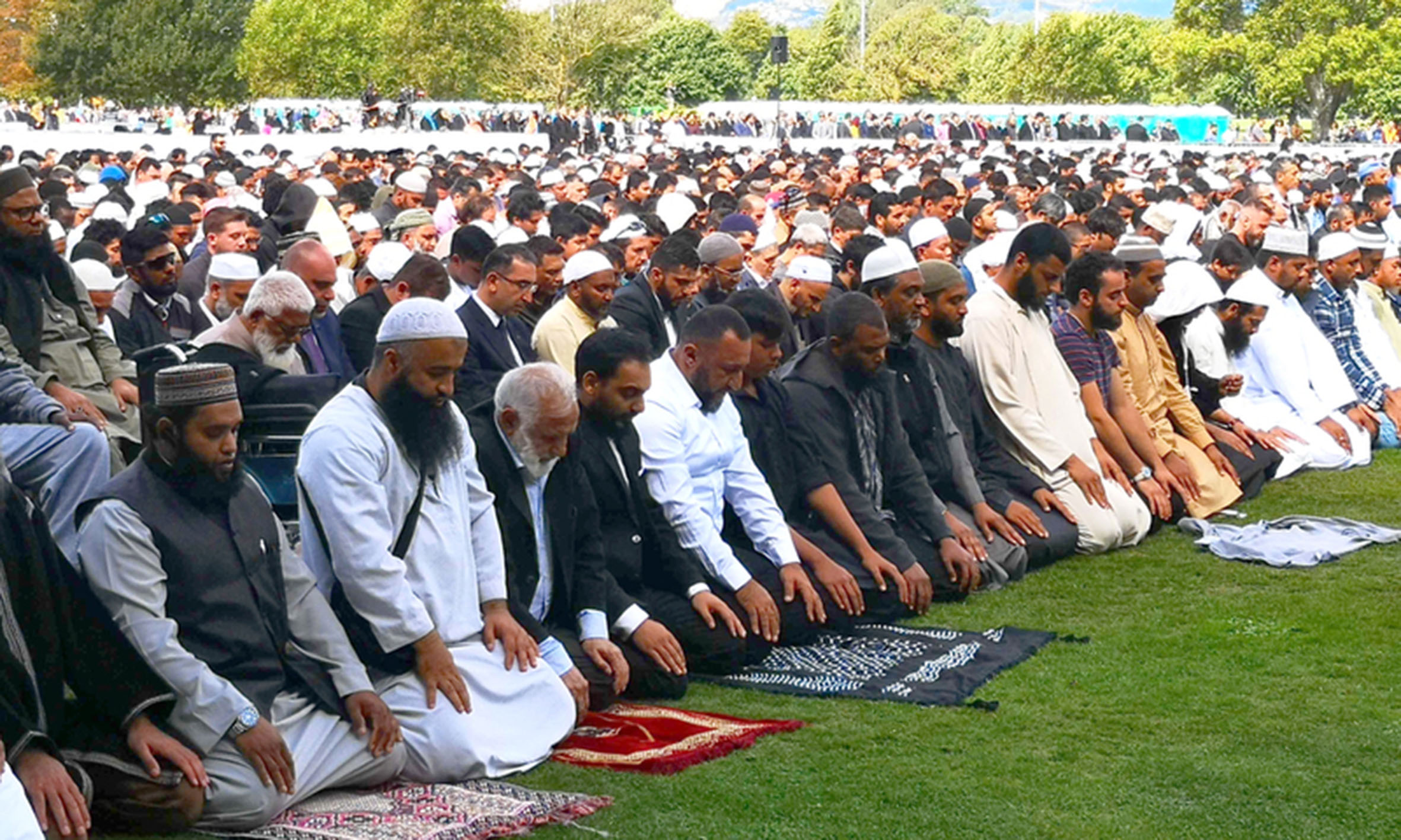 کرائسٹ چرچ حملہ کے بعد پہلی نماز جمعہ کی ادائیگی، پی ایم جیسنڈا کی اجتماع میں شرکت