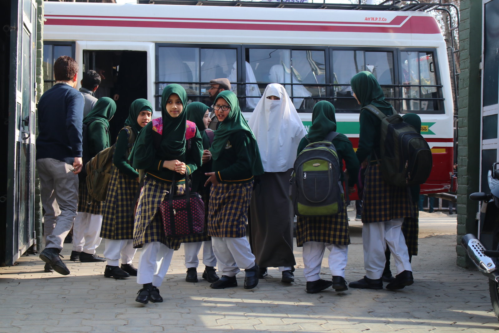جموں و کشمیر: تین ماہ کی سرمائی تعطیلات کے بعد تعلیمی ادارے دوبارہ کھلے