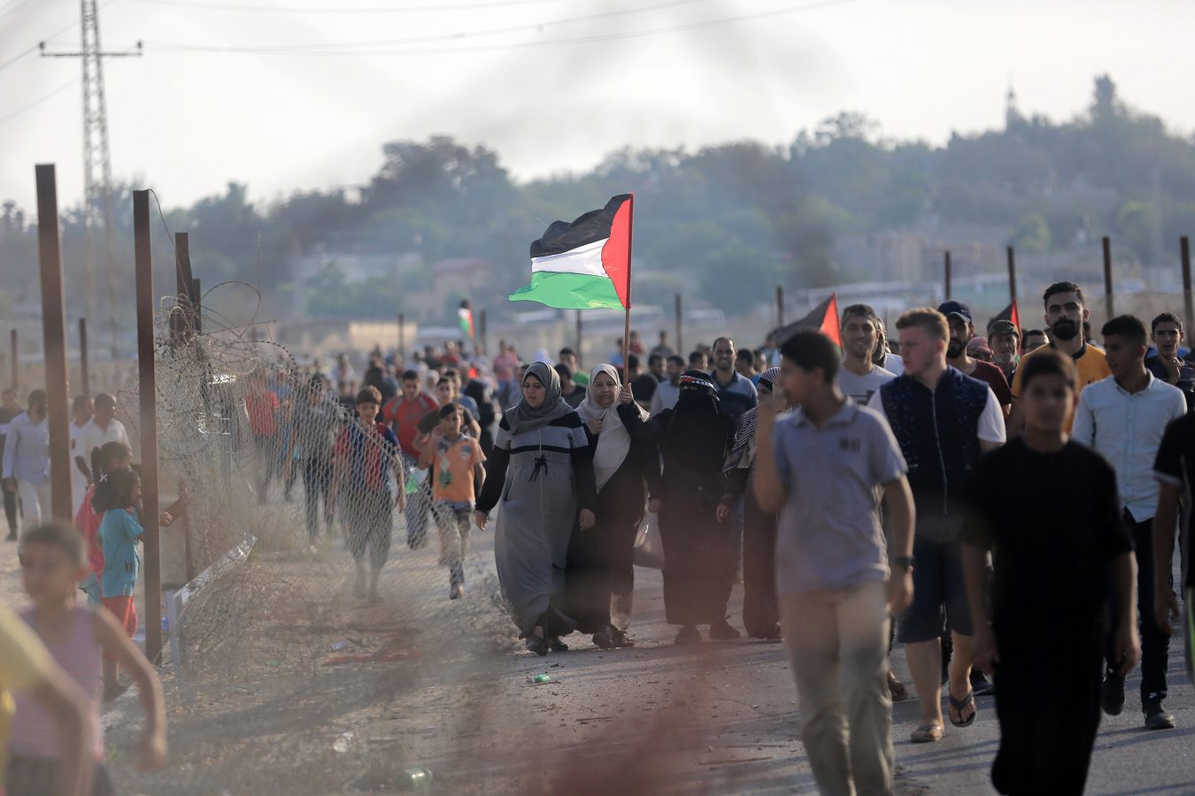 سینکڑوں فلسطینیوں نے اسرائیلی سرحد پر دوبارہ احتجاجی مظاہرہ شروع کیا