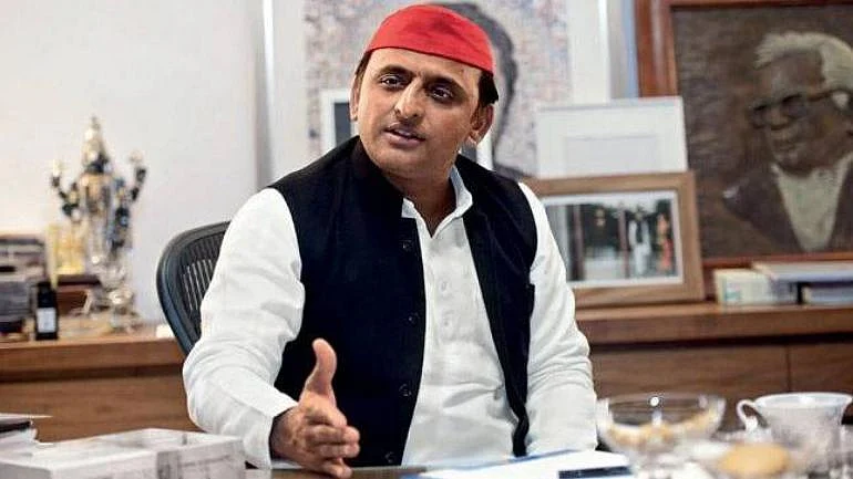 "مٹھیاں جب بندھ جاتی ہیں نوجوانوں کی، نیند اڑ جاتی ہے ظلمی حکمرانوں کی"