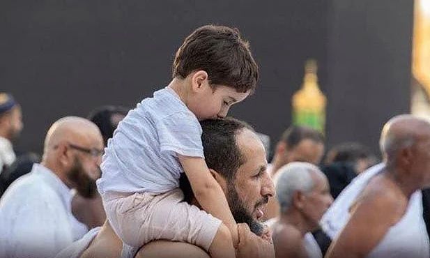 حرم مکی میں تحفظ اور امن کا پیغام دیتے ننھے منے بچوں کی تصاویر