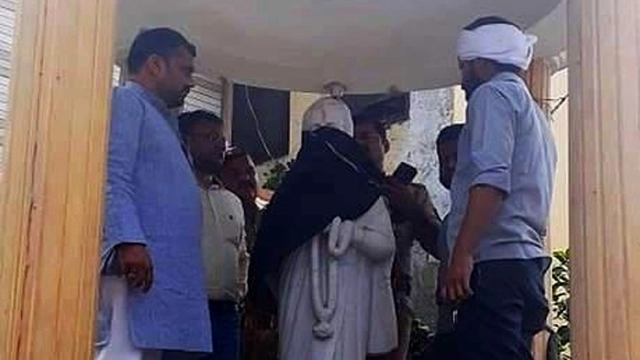 شرپسندوں نے اندرا گاندھی کے مجسمہ کو پہنایا برقعہ، کانگریس کا کارروائی کا مطالبہ