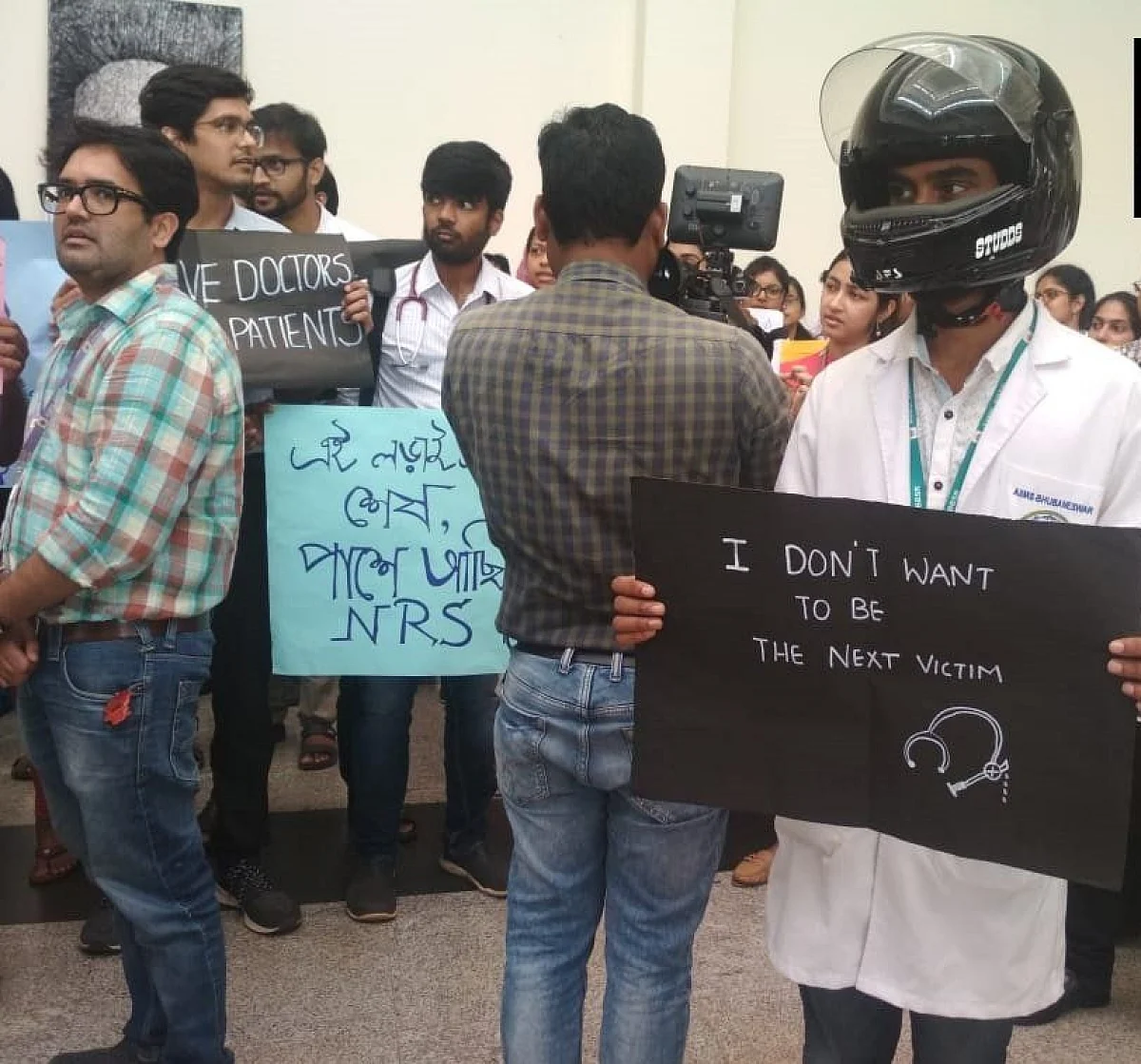 کولکاتا سے دہلی تک ڈاکٹروں کا احتجاجی مظاہرہ، مریض بے بس... تصویری جھلکیاں