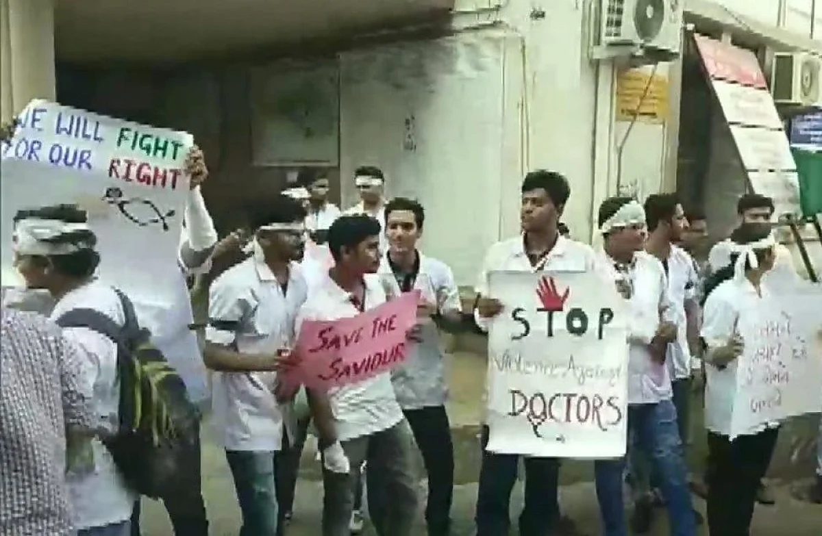 کولکاتا سے دہلی تک ڈاکٹروں کا احتجاجی مظاہرہ، مریض بے بس... تصویری جھلکیاں