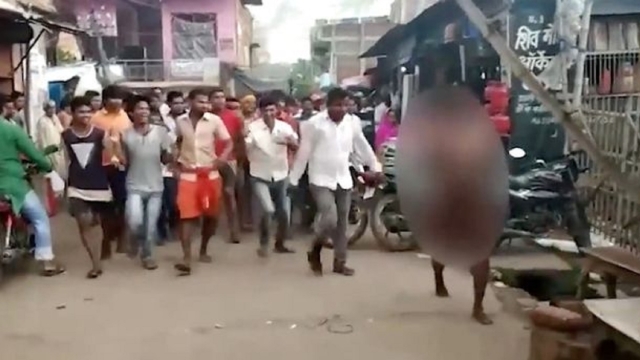 ’سوشان بابو‘ کی حکومت میں دبنگوں نے خاتون کو گاؤں میں برہنہ کر کے گھمایا