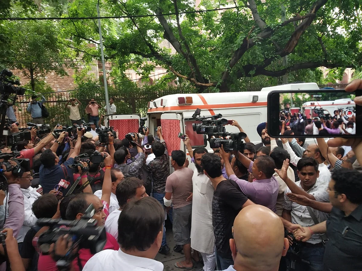 شیلا دیکشت کے آخری دیدار کے لئے امنڈا جم غفیر، تصویری جھلکیاں