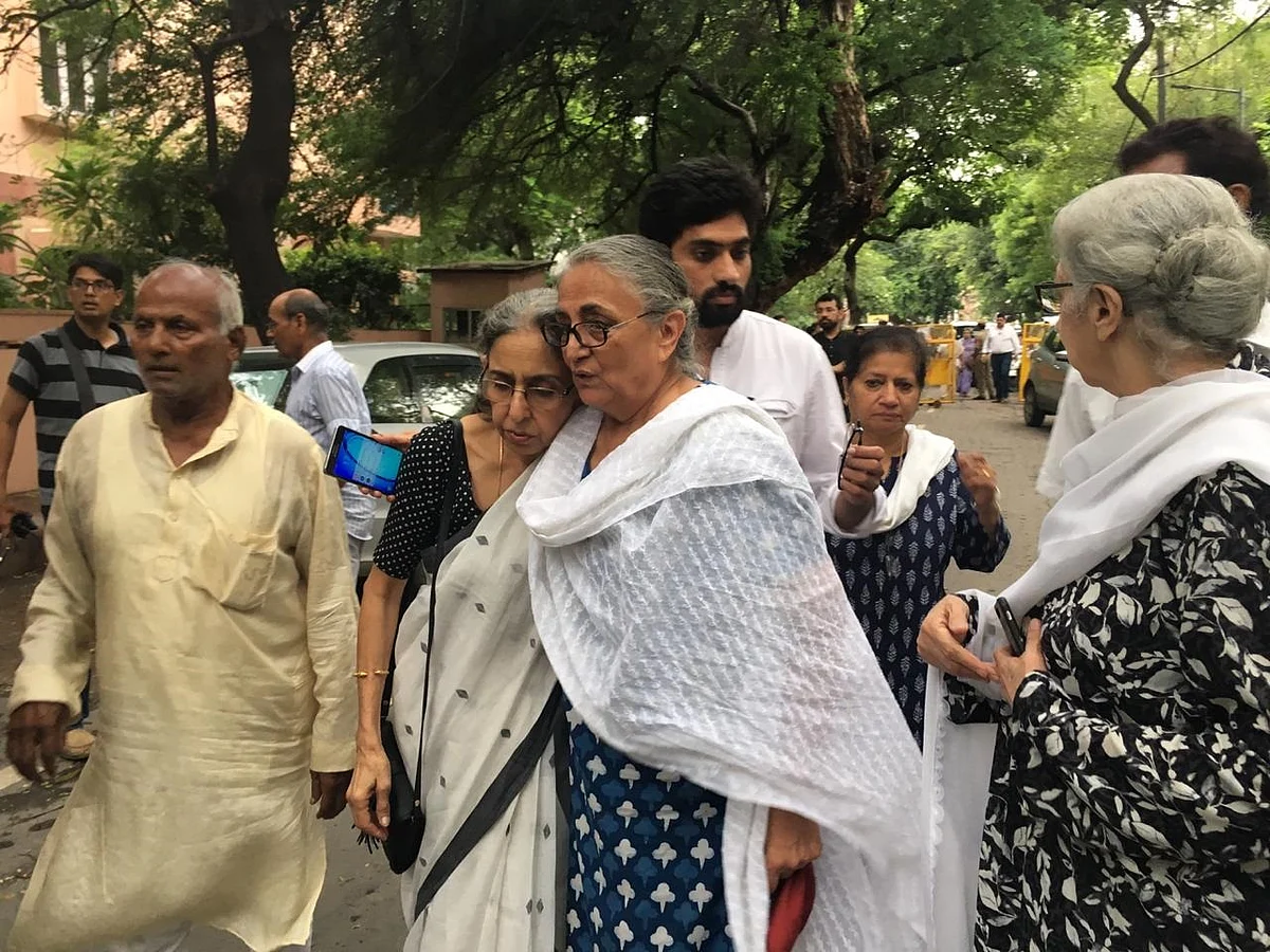شیلا دیکشت کے آخری دیدار کے لئے امنڈا جم غفیر، تصویری جھلکیاں