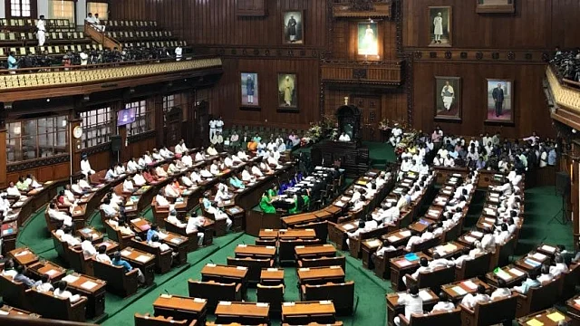 کرناٹک فلور ٹسٹ: اسپیکر رمیش کمار نے دیا استعفی، ایوان کی کارروائی 5 بجے تک ملتوی