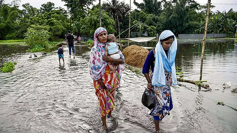 آسام کے سیلاب زدگان کی مدد کے لئے لوگ آگے آئے