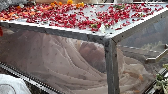 دہلی کے نگم بودھ گھاٹ پر شیلا دیکشت کی آخری رسومات ادا