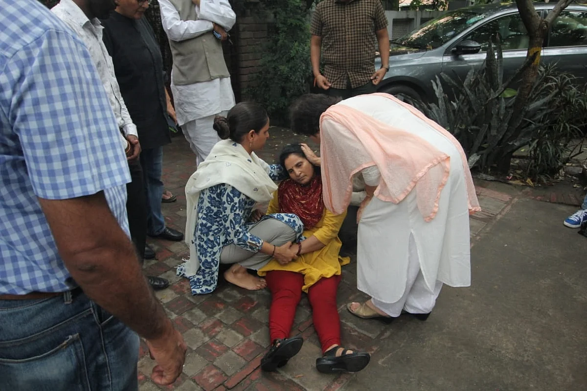 شیلا دیکشت کے آخری دیدار کے لئے امنڈا جم غفیر، تصویری جھلکیاں