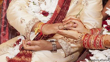 لکھنؤ: مسلم لڑکے کی ہندو لڑکی سے ہو رہی تھی شادی، پولیس نے لگائی روک