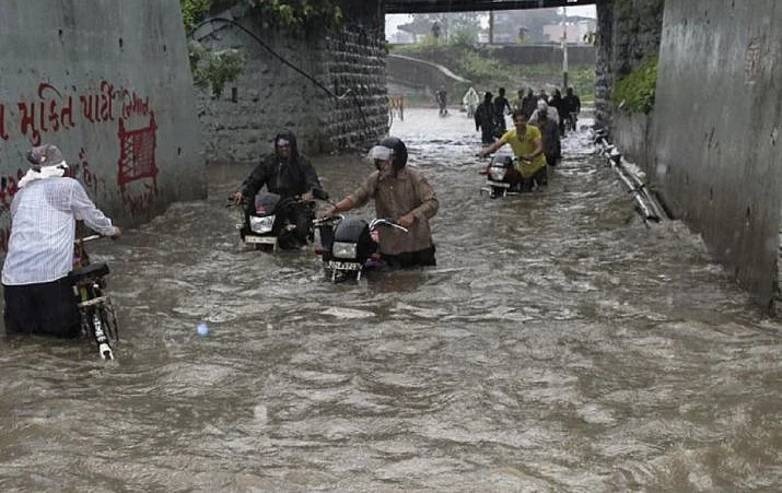 شدید بارش سے وڈودرا میں سیلاب کا منظر، مشکل میں ہزاروں لوگ... تصویری جھلکیاں