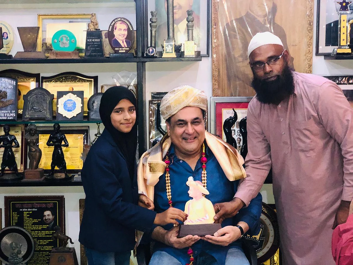 محمد رفیع کے بیٹے شاہد رفیع (درمیان میں) کے ساتھ رفاہ تسکین (بائیں) اور رفاہ کے والد تاج الدین (دائیں)