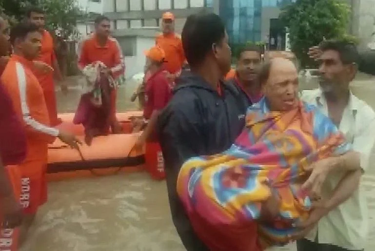 شدید بارش سے وڈودرا میں سیلاب کا منظر، مشکل میں ہزاروں لوگ... تصویری جھلکیاں