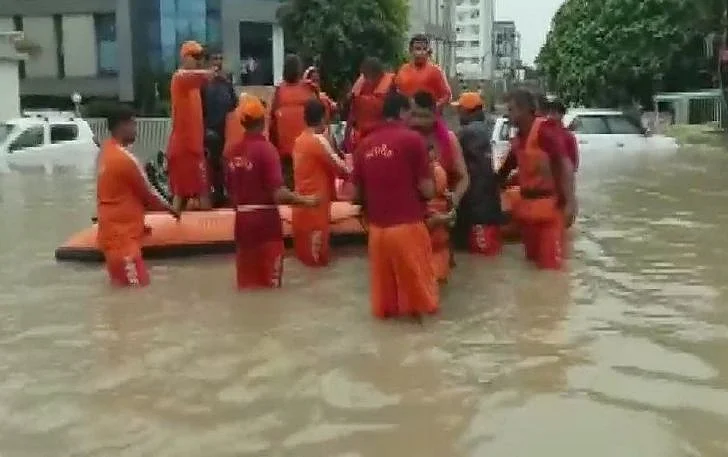شدید بارش سے وڈودرا میں سیلاب کا منظر، مشکل میں ہزاروں لوگ... تصویری جھلکیاں