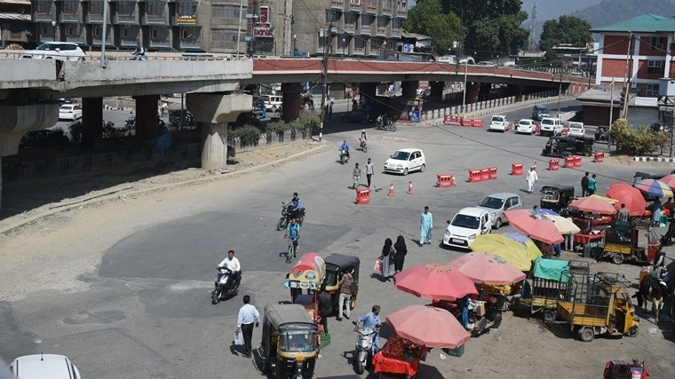 کشمیر: پبلک ٹرانسپورٹ سے جڑے افراد بے تحاشہ مالی نقصان سے دوچار