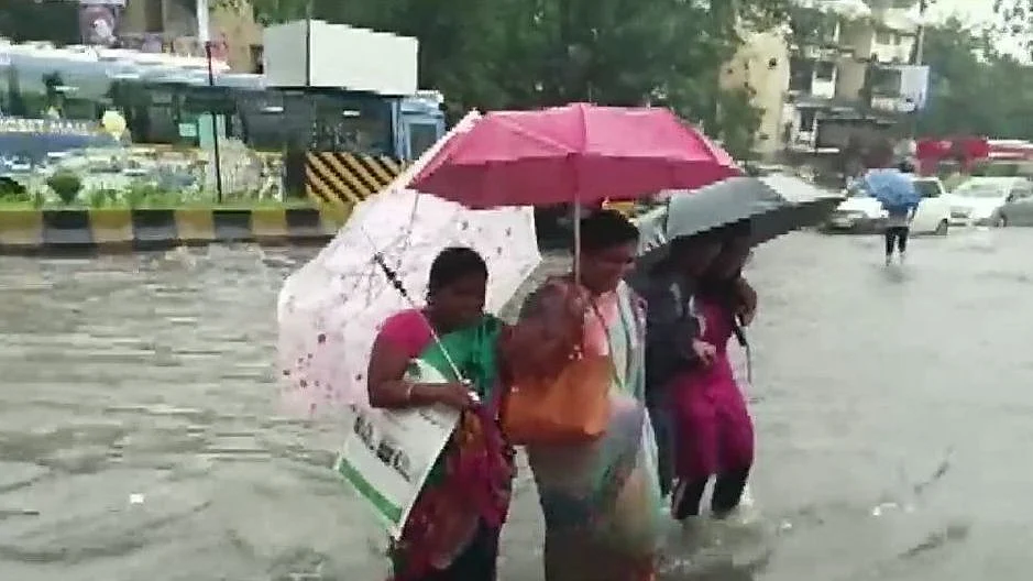 ممبئی میں بھاری بَارش کے بعد ایلرٹ جاری، اسکول کیے گئے بند