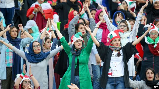 ایرانی خواتین نے تاریخ رقم کی، 40 سال بعد اسٹیڈیم میں مردوں کا فٹ بال میچ دیکھا