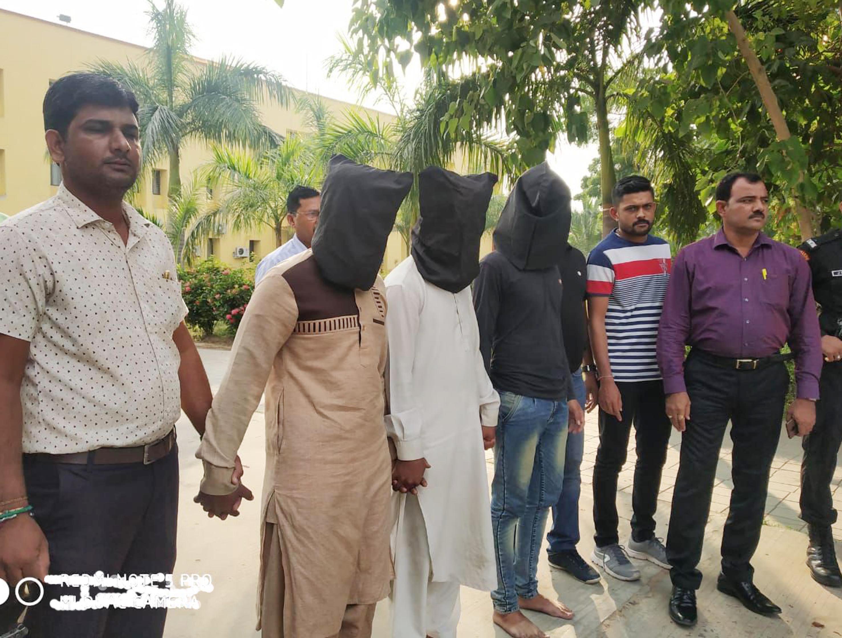 کملیش قتل معاملہ: قاتلوں کے کپڑوں کی ہوٹل سے برآمدگی کا دعوی، کنبہ کی یوگی سے ملاقات