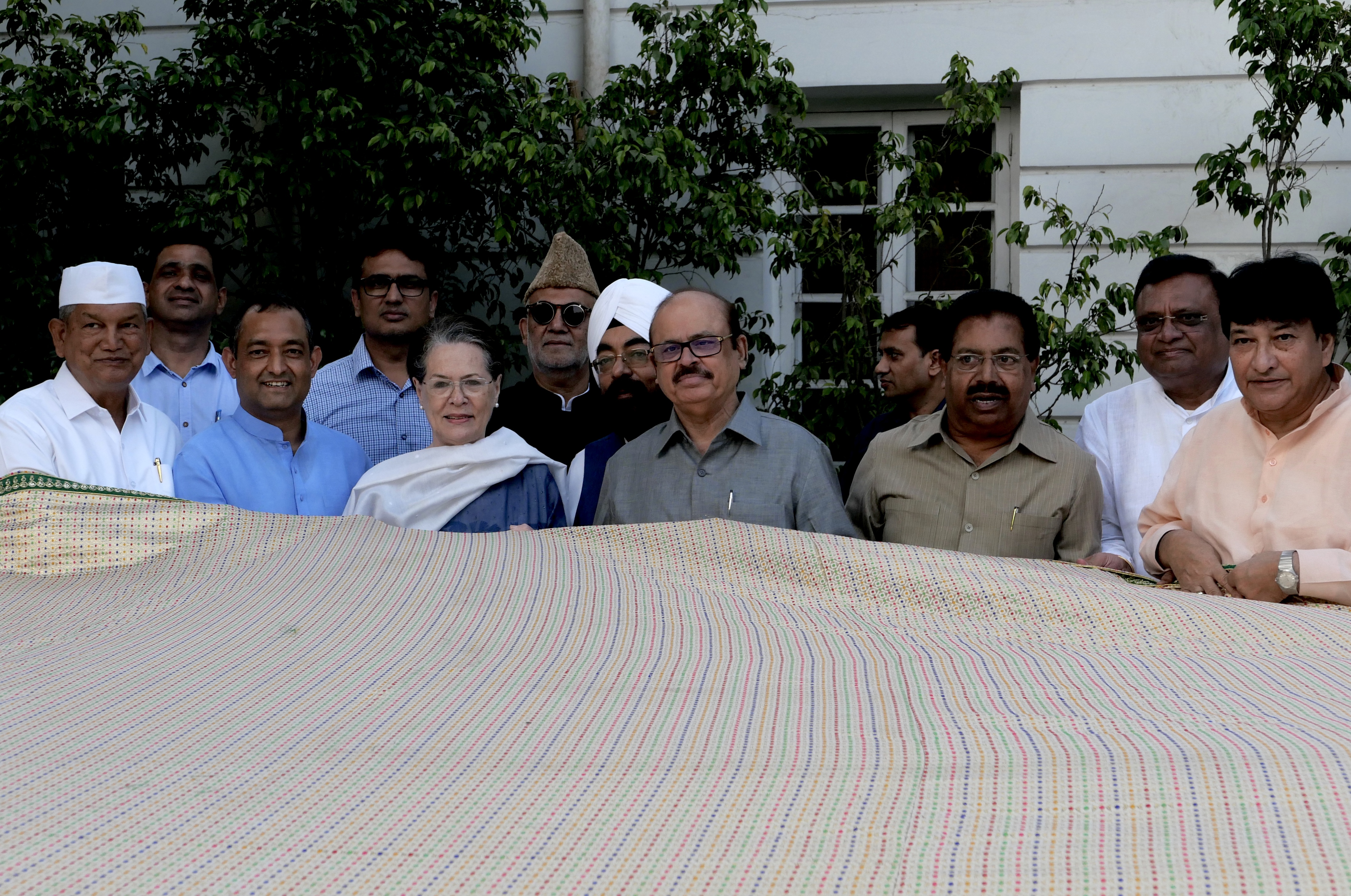 کانگریس صدر سونیا گاندھی کی چادر ’بریلی شریف‘ کے لیے روانہ