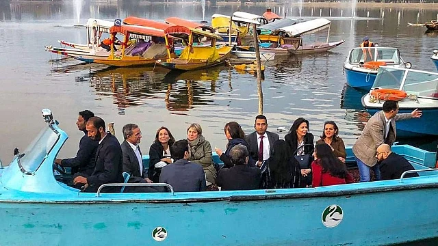 کشمیر دورے پر گئے ’مہمان‘ نے پی ایم مودی کو دکھایا آئینہ، کہا ’اپوزیشن کو بھی ملے دورہ کی اجازت‘