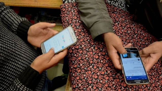 کشمیر میں 71 دن بعد پوسٹ پیڈ موبائل فون خدمات بحال، انٹرنیٹ کی معطلی جاری