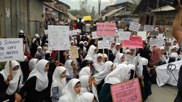 نصف سے بھی کم نصاب پڑھایا گیا، اب امتحان کیسے دیں! کشمیری طلبا کا المیہ