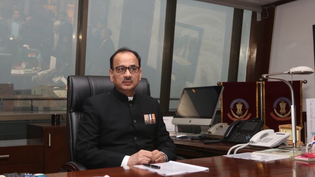 مودی حکومت کے اقدام کی مخالفت کرنے والے آلوک ورما کی بڑھیں مشکلیں