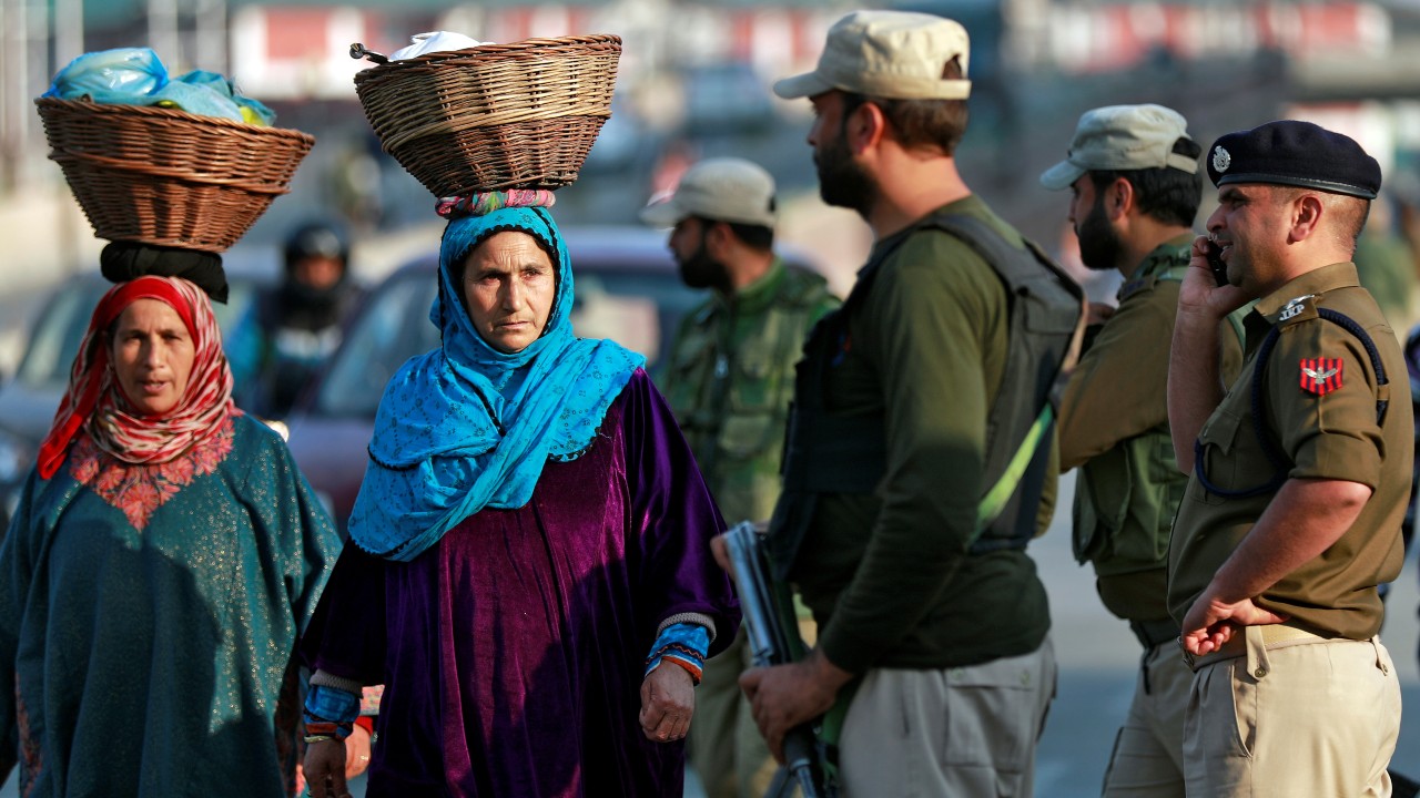 کشمیر میں غیر اعلانیہ ہڑتال کے 106 دن، عوام پریشان، تجارت ٹھپ
