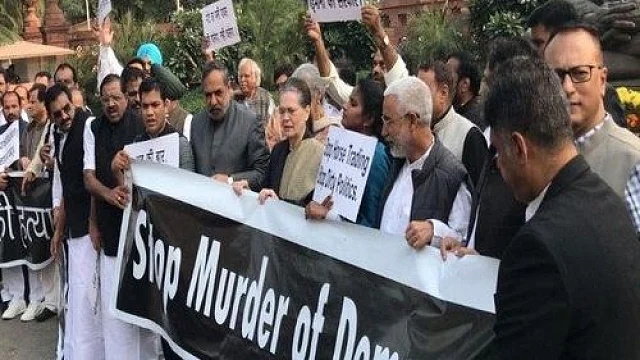 مہاراشٹر ایشو پر پارلیمنٹ میں کانگریس کا مظاہرہ، راہل بولے ’اب سوال پوچھنے کا کوئی مطلب نہیں‘
